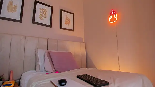  lucia 18 online show from October 13, 2025, 5:46 pm