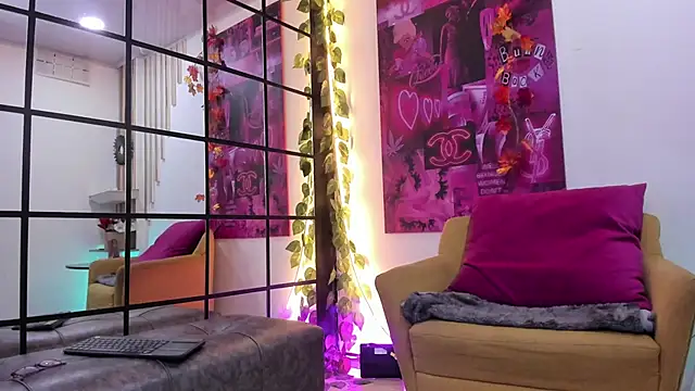 floraginette online show from November 25, 2025, 6:19 pm