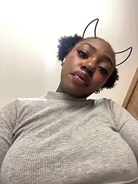 Snapshot of alissradiante1 chatting on October 8, 2025, 12:30 am alissradiante1 online show from October 8, 2025, 12:30 am