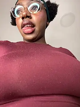 Snapshot of alissradiante1 chatting on October 26, 2025, 10:15 pm alissradiante1 online show from October 26, 2025, 10:15 pm