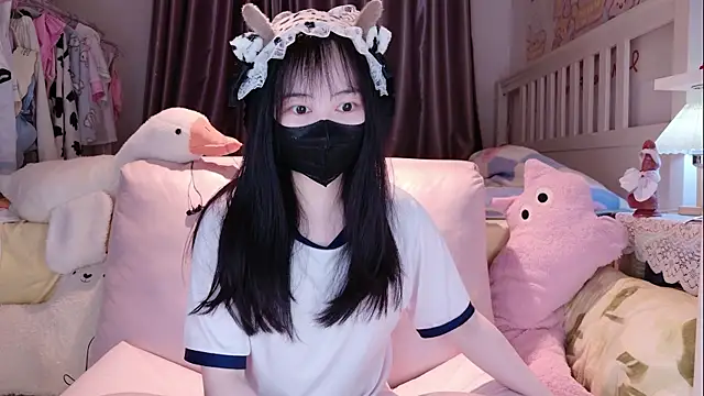 love-uiui online show from December 3, 2025, 2:04 pm