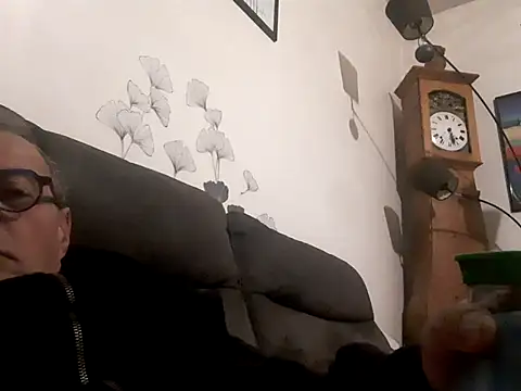 Snapshot of Vince072 chatting on October 3, 2025, 3:47 am Vince072 online show from October 3, 2025, 3:47 am