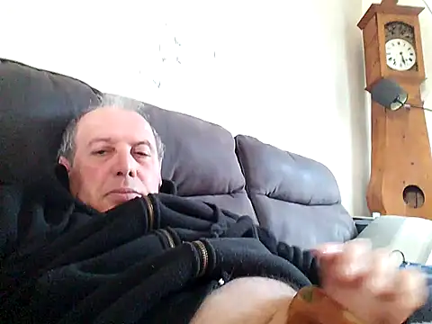 Snapshot of Vince072 chatting on October 20, 2025, 11:32 am Vince072 online show from October 20, 2025, 11:32 am