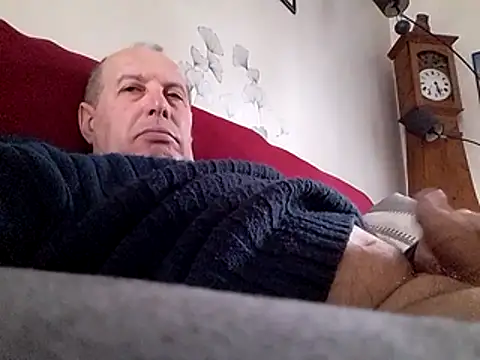 Snapshot of Vince072 chatting on January 10, 2026, 12:40 pm Vince072 online show from January 10, 2026, 12:40 pm