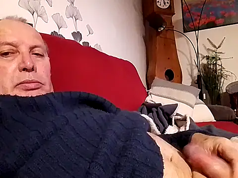 Snapshot of Vince072 chatting on January 13, 2026, 4:34 pm Vince072 online show from January 13, 2026, 4:34 pm