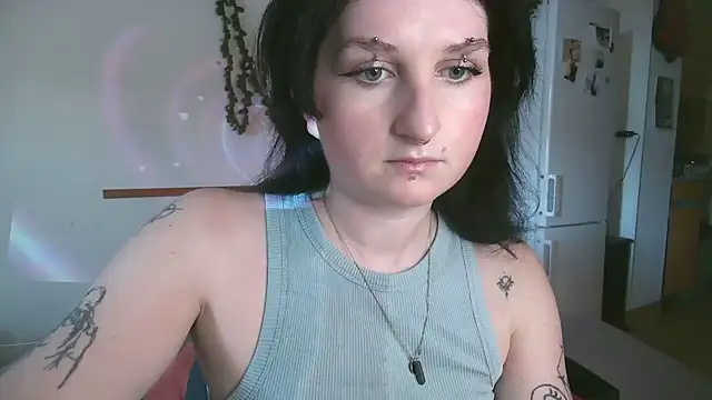 Snapshot of Violett3333 chatting on October 15, 2025, 3:23 pm Violett3333 online show from October 15, 2025, 3:23 pm