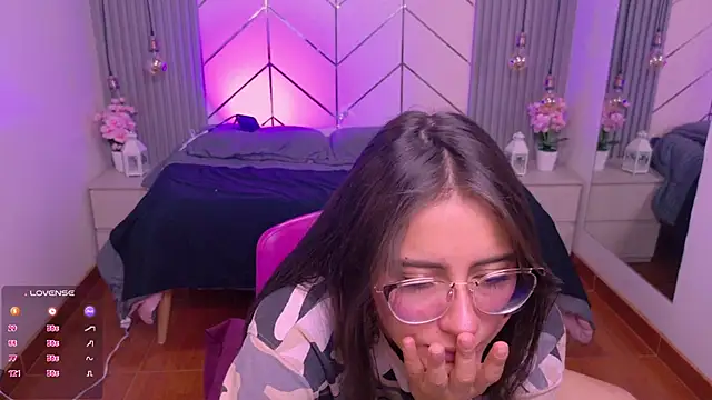 Snapshot of alesiamoore chatting on July 1, 2026, 3:34 pm alesiamoore online show from July 1, 2026, 3:34 pm