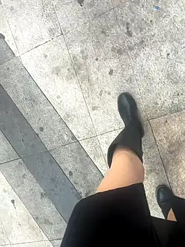 xiaoyuan01 online show from December 1, 2025, 1:43 am