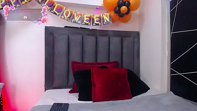 EmmaJhomson online show from October 6, 2025, 8:06 pm