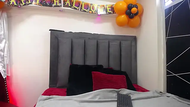 EmmaJhomson online show from October 13, 2025, 8:09 pm