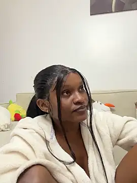 Snapshot of Lil-shawrie chatting on October 5, 2025, 8:18 pm Lil-shawrie online show from October 5, 2025, 8:18 pm