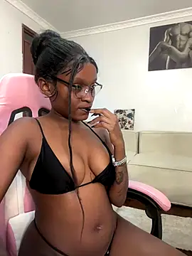 Snapshot of Lil-shawrie chatting on October 20, 2025, 10:43 pm Lil-shawrie online show from October 20, 2025, 10:43 pm