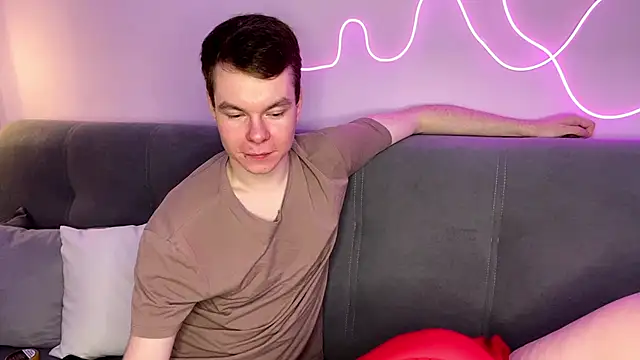 julielourens online show from October 18, 2025, 8:26 am