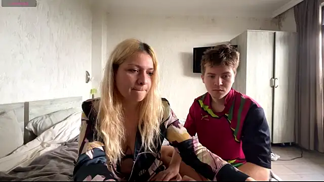 Hikki  online show from October 19, 2025, 11:55 am