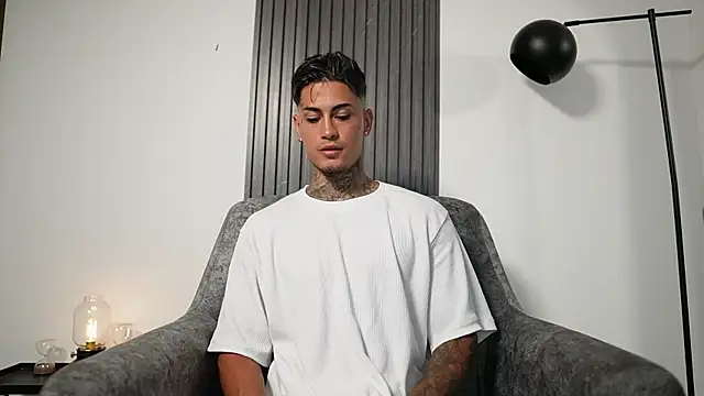 AxelVilla  online show from October 17, 2025, 9:06 pm