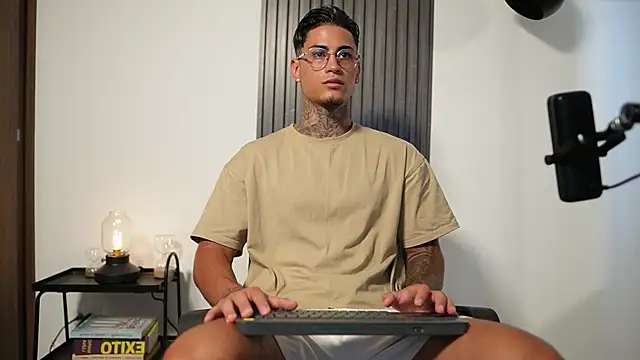 AxelVilla  online show from October 20, 2025, 8:53 pm