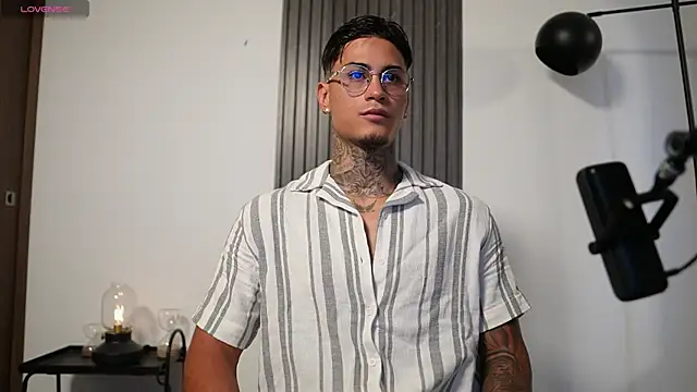 AxelVilla  online show from October 24, 2025, 8:05 pm