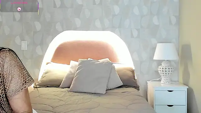 isabella milf  online show from October 13, 2025, 7:03 pm