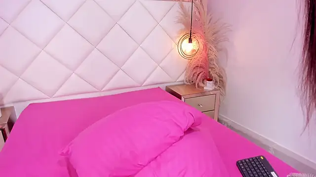 Lucianaa Collins online show from November 5, 2025, 12:05 pm