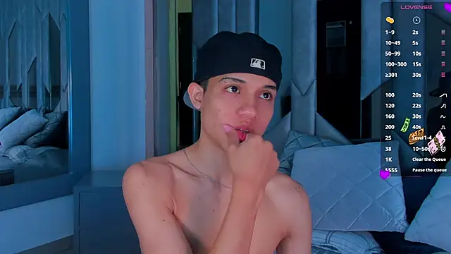 Sebax Young online show from October 24, 2025, 7:54 pm