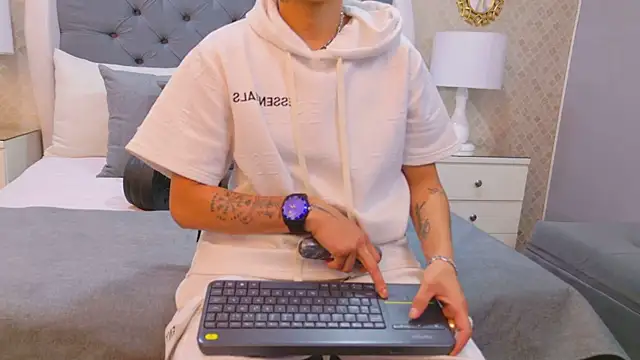 ZoeKrug online show from October 6, 2025, 11:40 am