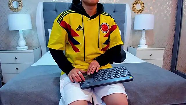 ZoeKrug online show from October 11, 2025, 11:53 am