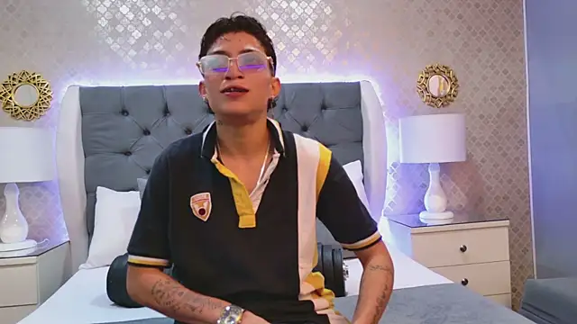 ZoeKrug online show from December 16, 2025, 12:21 pm