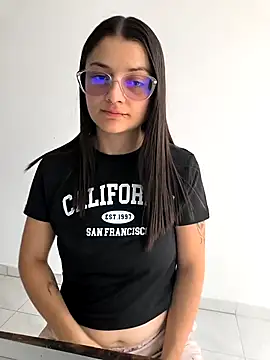 Coralinne   online show from March 31, 2026, 3:12 pm