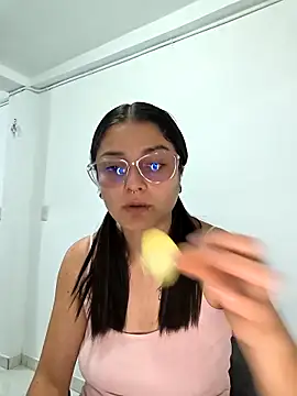 Snapshot of Coralinne__ chatting on April 14, 2026, 1:00 am Coralinne online show from April 14, 2026, 1:00 am