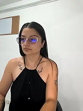 Snapshot of Coralinne__ chatting on May 4, 2026, 1:12 am Coralinne online show from May 4, 2026, 1:12 am