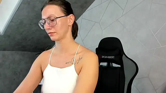 Elina Gravess online show from September 20, 2025, 12:06 pm