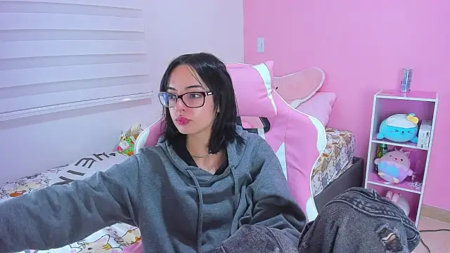 alexaa fox online show from November 12, 2025, 5:41 am