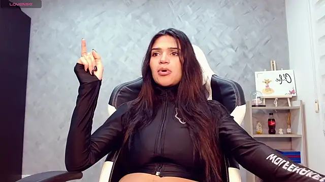 Snapshot of Roxxi_2110 chatting on November 29, 2025, 3:31 am Roxxi 2110 online show from November 29, 2025, 3:31 am