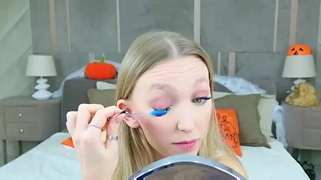 KellyBradford online show from November 4, 2025, 6:01 am