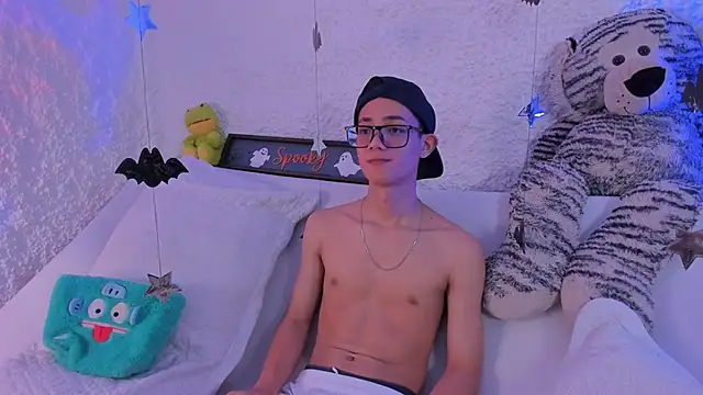 thiago kinghot online show from October 13, 2025, 5:29 am