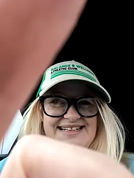 Snapshot of SuzieSub chatting on October 21, 2025, 12:50 pm SuzieSub online show from October 21, 2025, 12:50 pm