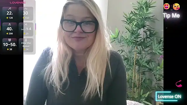 Snapshot of SuzieSub chatting on October 22, 2025, 10:48 am SuzieSub online show from October 22, 2025, 10:48 am