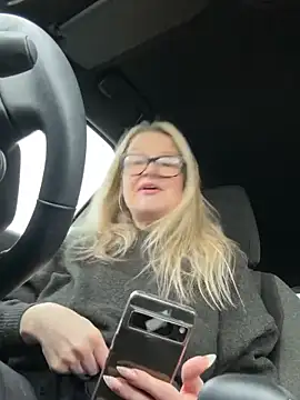 SuzieSub online show from February 2, 2026, 1:32 pm