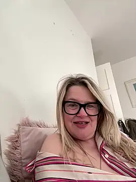 SuzieSub online show from March 4, 2026, 8:53 am