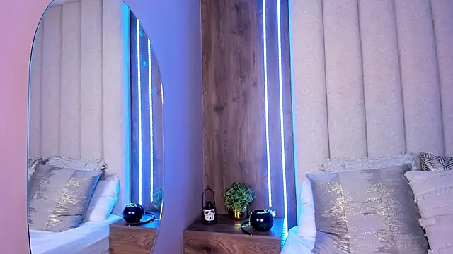 LucySalvatore  online show from November 1, 2025, 11:40 pm