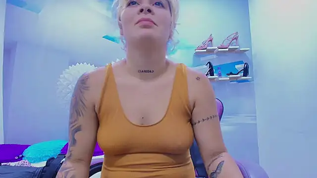 ESMERALDA-BLUE online show from November 6, 2025, 8:54 pm