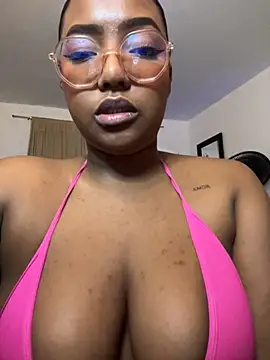 Snapshot of Naomisweett1 chatting on November 15, 2025, 5:05 am Naomisweett1 online show from November 15, 2025, 5:05 am