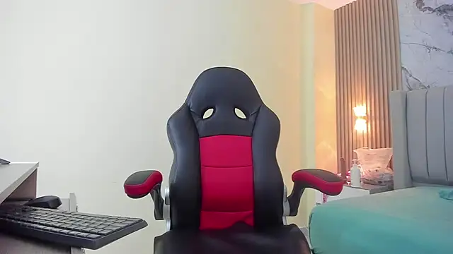 AURORAMARTIN2 online show from November 5, 2025, 7:36 pm