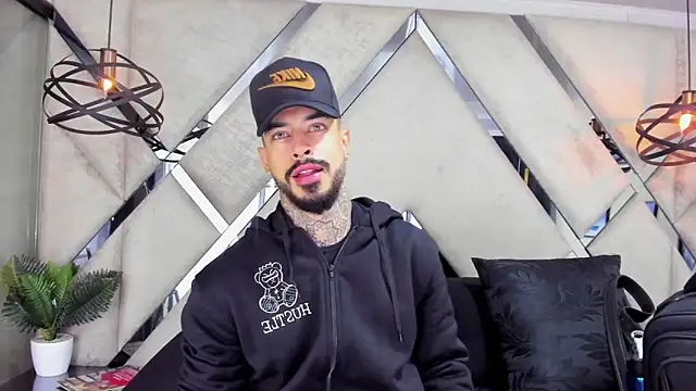 VinzenzRizzo online show from November 6, 2025, 4:24 am