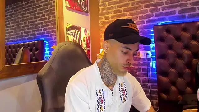 VinzenzRizzo online show from December 23, 2025, 1:14 am