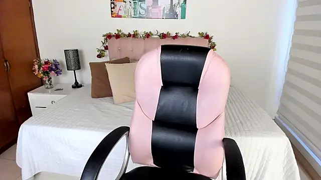 Lucie Harper online show from September 21, 2025, 8:32 pm