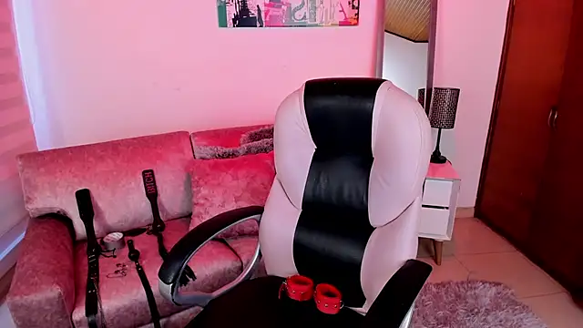 Lucie Harper online show from September 28, 2025, 7:52 pm