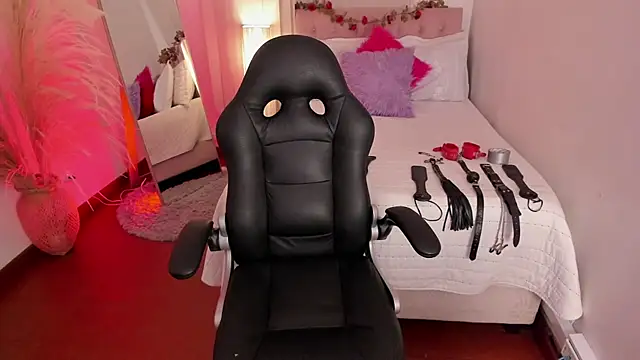 Lucie Harper online show from October 31, 2025, 8:32 pm