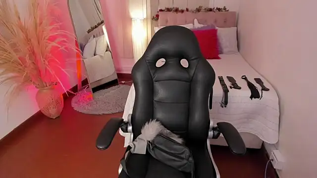 Lucie Harper online show from November 5, 2025, 8:09 pm