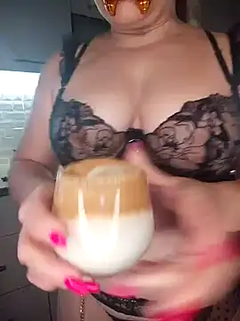BigAssMom  online show from June 17, 2026, 5:03 pm